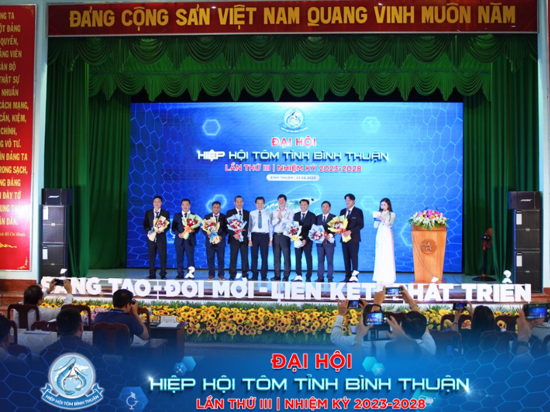 Các đại biểu nhận hao trong chương trình Đại Hội Hiệp Hội Tôm Bình Thuận nhiệm kỳ III (2023 - 2028)